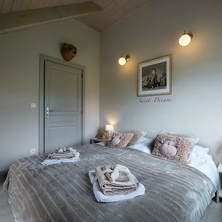 Gorgeous Holiday Home In Sainte-Ode Luxembourg With Garden Holiday home
