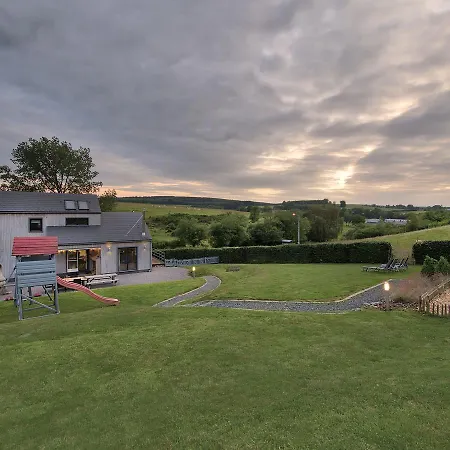Gorgeous Holiday Home In Sainte-Ode Luxembourg With Garden Holiday home *